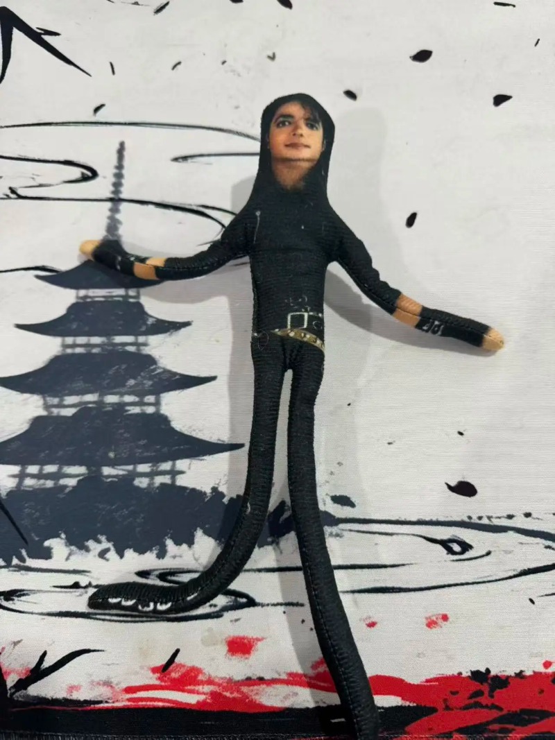 دمية مايكل جاكسون الجديدة للتن - مراجعة Evoker Cosplay Prop وسعره