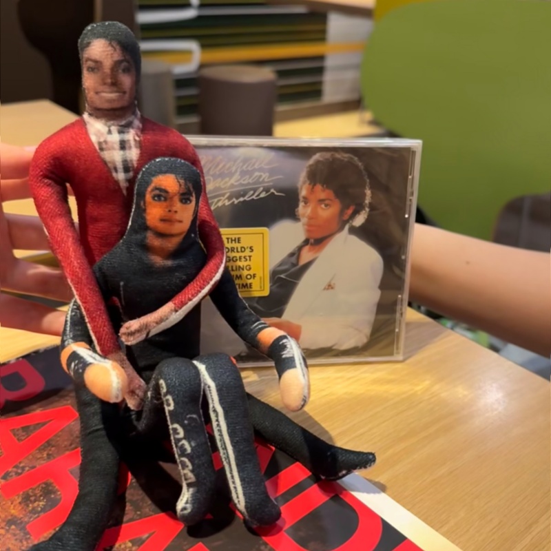 دمية مايكل جاكسون الجديدة للتن - مراجعة Evoker Cosplay Prop وسعره